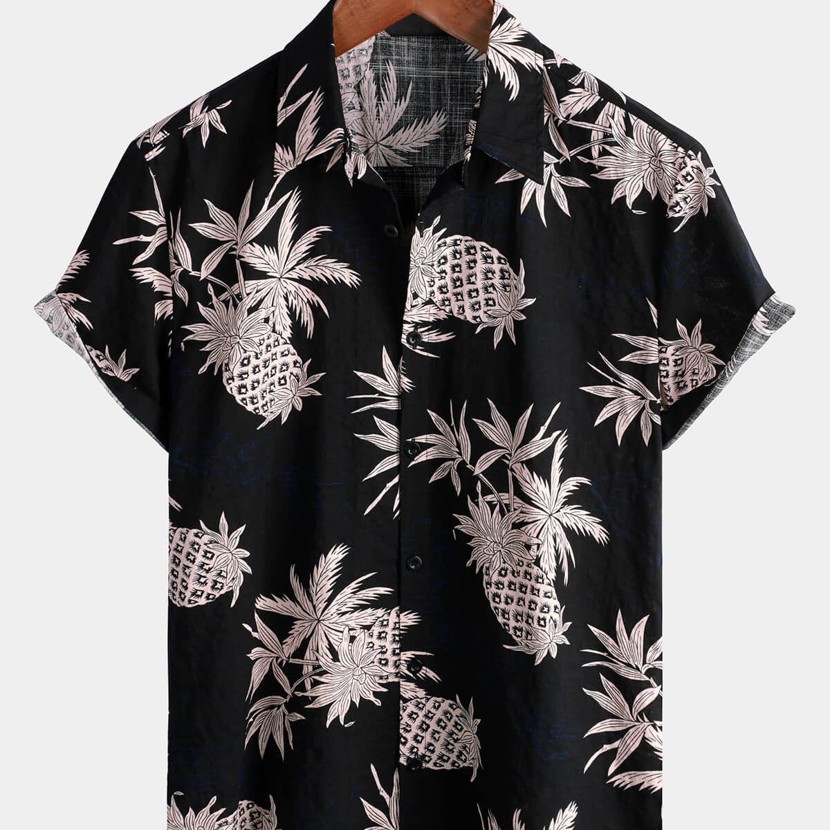 Camisa de manga corta con botones de playa hawaiana negra con estampado de piña de algodón para hombre